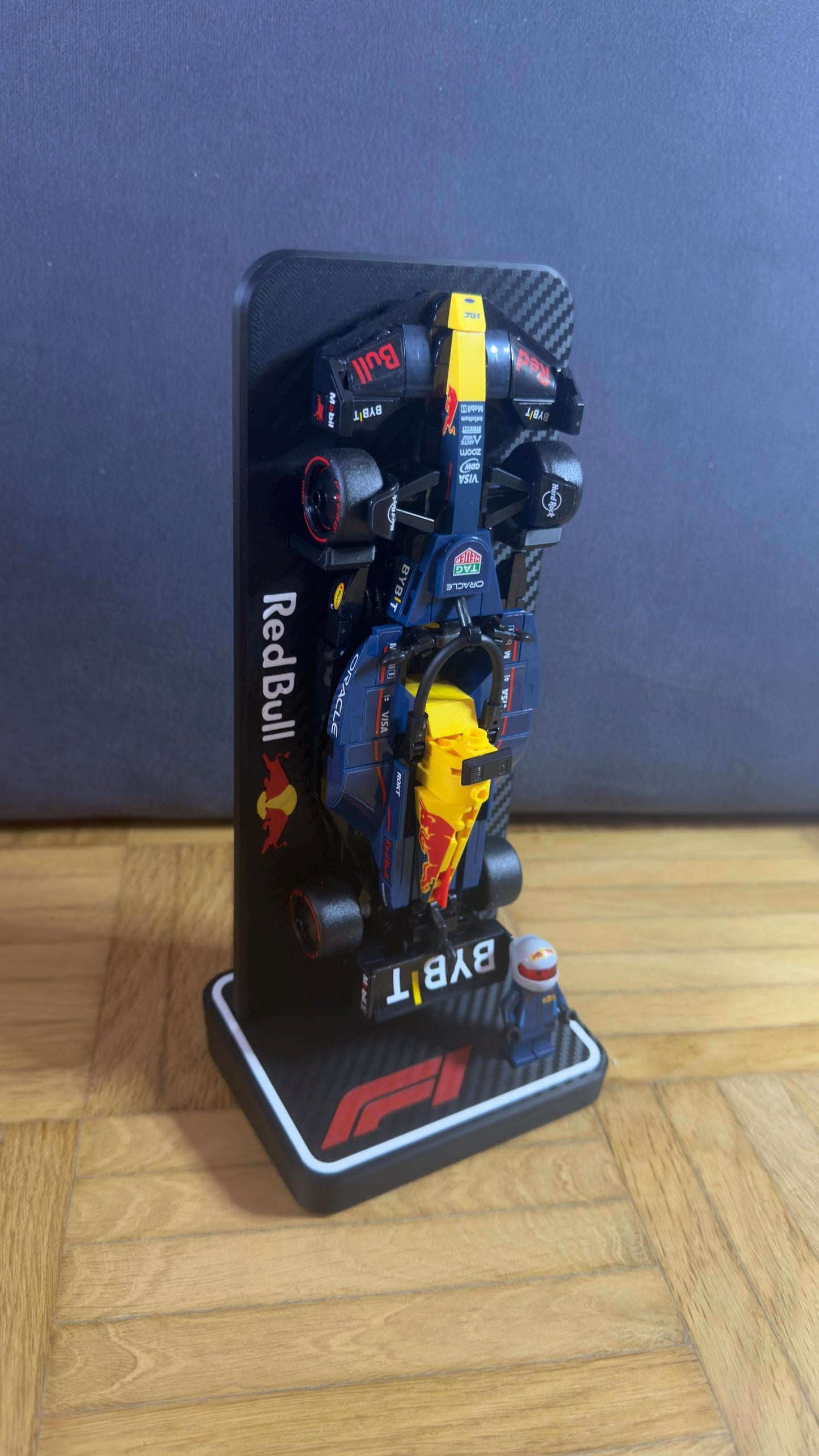 F1 Display Stand für LEGO Speed Champions Rennwagen – Carbon Optik - Bild 2
